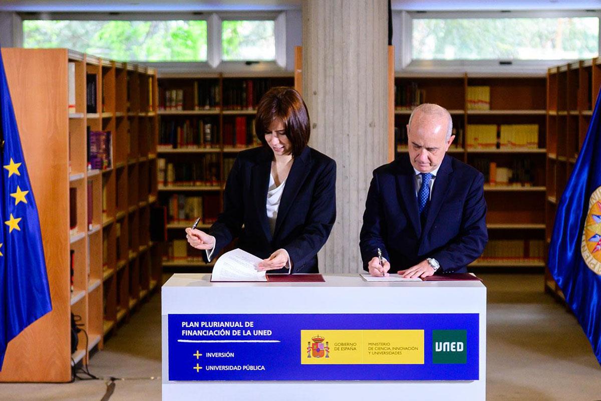 La ministra de Ciencia, Innovación y Universidades, Diana Morant, durante la firma del plan.