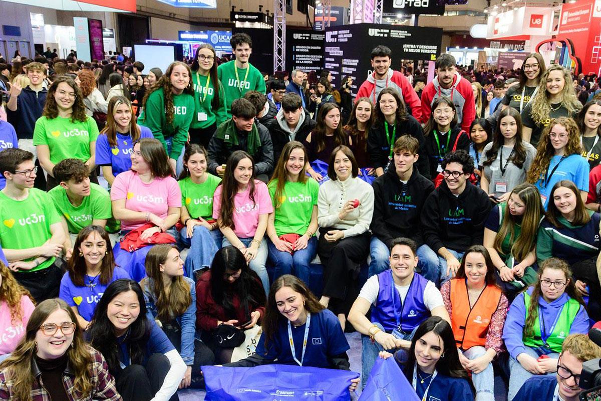 La ministra de Ciencia, Innovación y Universidades, Diana Morant, junto a los asistentes a AULA 2026.