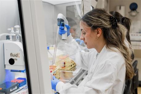 Investigadora trabajando en un laboratorio