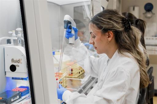 Investigadora trabajando en un laboratorio