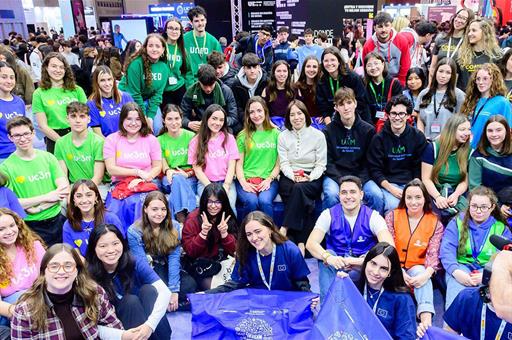 La ministra Diana Morant con un grupo de estudiantes