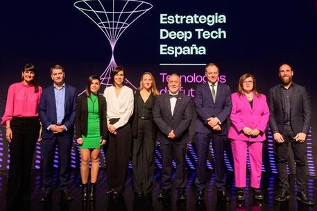 Diana Morant junto al resto de participantes en en el acto de presentación de la nueva Estrategia Nacional Deep Tech