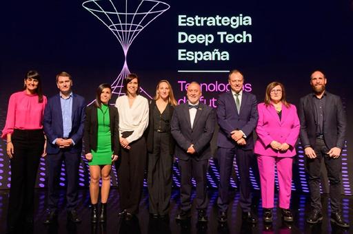 Diana Morant junto al resto de participantes en en el acto de presentación de la nueva Estrategia Nacional Deep Tech