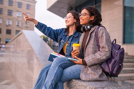 Dos estudiantes conversan