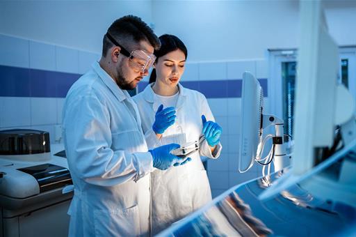 Equipo de investigadores en un laboratorio