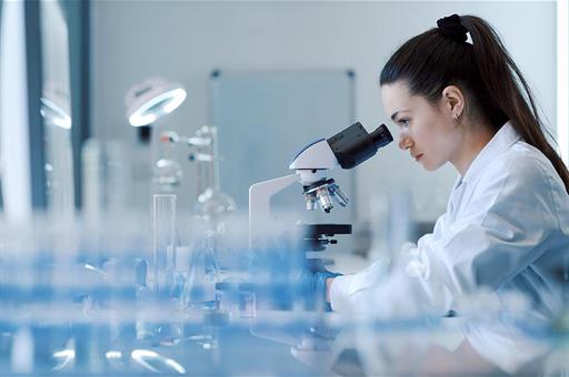 Investigadora trabajando en un laboratorio