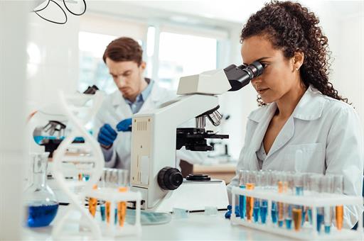 Investigadora en laboratorio