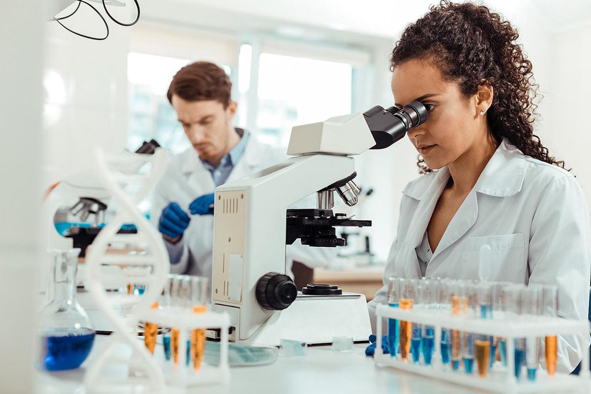 Investigadora en laboratorio