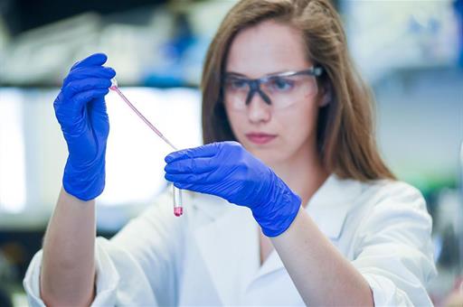 Una investigadora durante una prueba de laboratorio