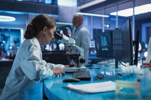 Investigadora científica en un laboratorio