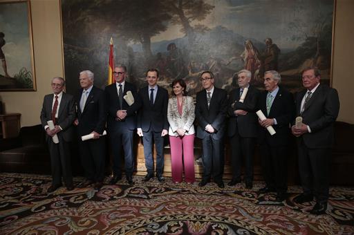 Foto de familia al término del acto de homenaje