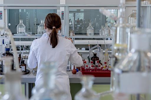 Investigadora trabajando en un laboratorio