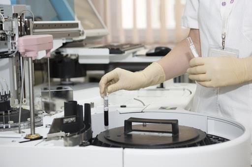 Investigadora trabajando en un laboratorio