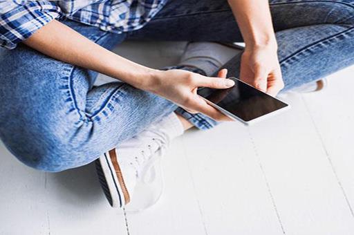 Joven con un teléfono móvil