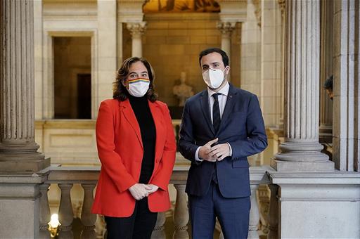 El ministro de Consumo, Alberto Garzón, y la alcaldesa de Barcelona, Ada Colau