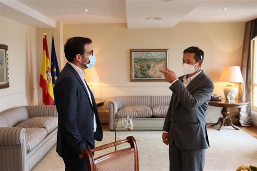 Alberto Garzón conversa con Marchos Lechet
