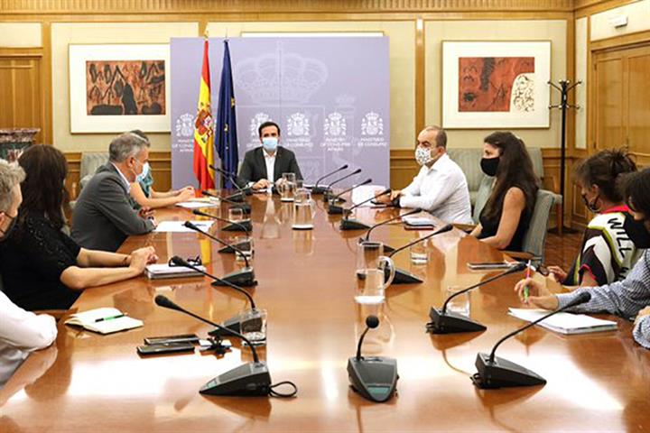 El ministro Garzón durante su reunión con las organizaciones ecologistas