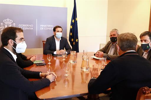 Alberto Garzón junto a los representantes de UPA