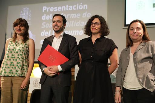 El ministro Alberto Garzón y las autoras del informe, durante la presentación