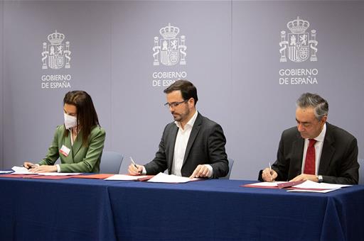 El ministro Garzón en el acto de firma del protocolo