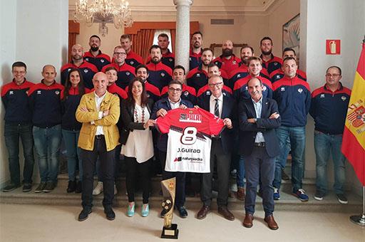 El ministro José Guirao y el equipo del Club Balonmano Nava durante la recepción