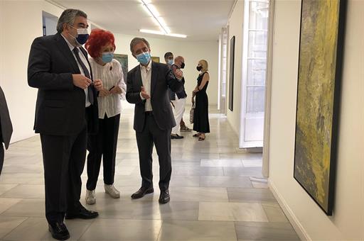 El ministro Uribes visita una galería de arte