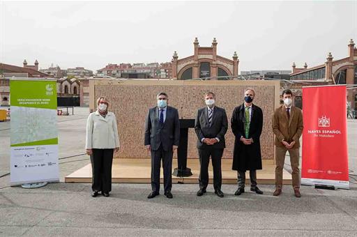 Rodríguez Uribes junto a los asistentes al acto Rodríguez Uribes junto a los asistentes al acto
