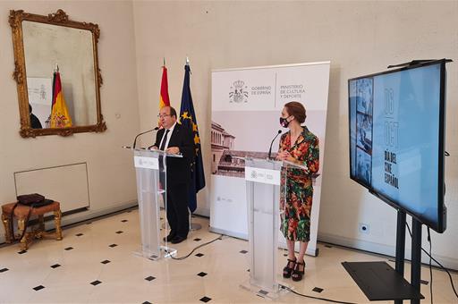 El ministro Miquel Iceta y la directora general del Instituto de la Cinematografía y las Artes Audiovisuales, Beatriz Navas