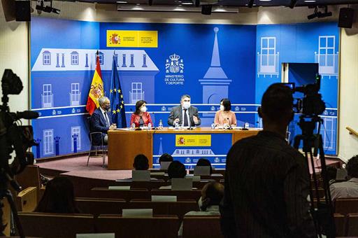 Margarita Robles, José Manuel Rodríguez Uribes y Carolina Darias