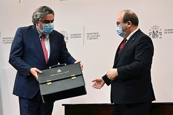 El ministro de Cultura y Deporte, Miquel Iceta, recibe la cartera ministerial de su antecesor, José Manuel Rodríguez Uribes