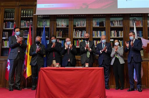 El ministro Miquel Iceta y el resto de autoridades, durante el acto de constitución de la Comisión