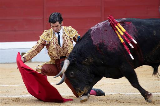 El diestro Morante de la Puebla en su primer toro durante la Feria de San Lucas en Jaén