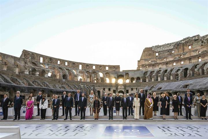Foto de familia en el Coliseo de Roma de los participantes en la cumbre del G-20 sobre Cultura Foto de familia en el Coliseo de Roma de los participantes en la cumbre del G-20 sobre Cultura