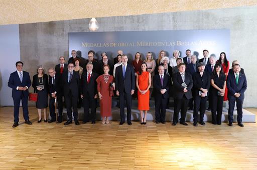 Foto de familia en el acto de entrega de las Medallas de Oro al Mérito en las Bellas Artes 2021 