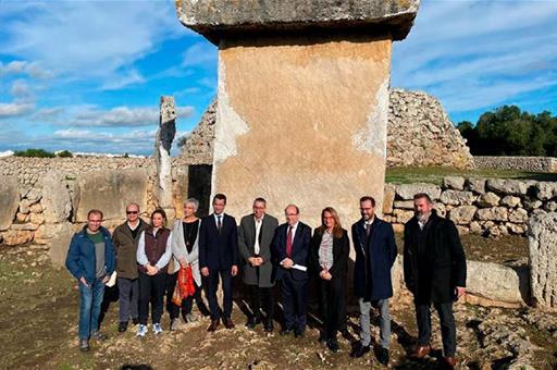 El ministro de Cultura y Deporte, Miquel Iceta, durante su visita al poblado talayótico de Trepucó