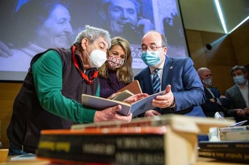 La vicepresidenta Yolanda Díaz y el ministro Miquel Iceta durante la entrega del legado documental