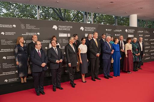 Foto de familia del acto inaugural de la Feria del Libro de Fráncfort, con España como Invitada de honor