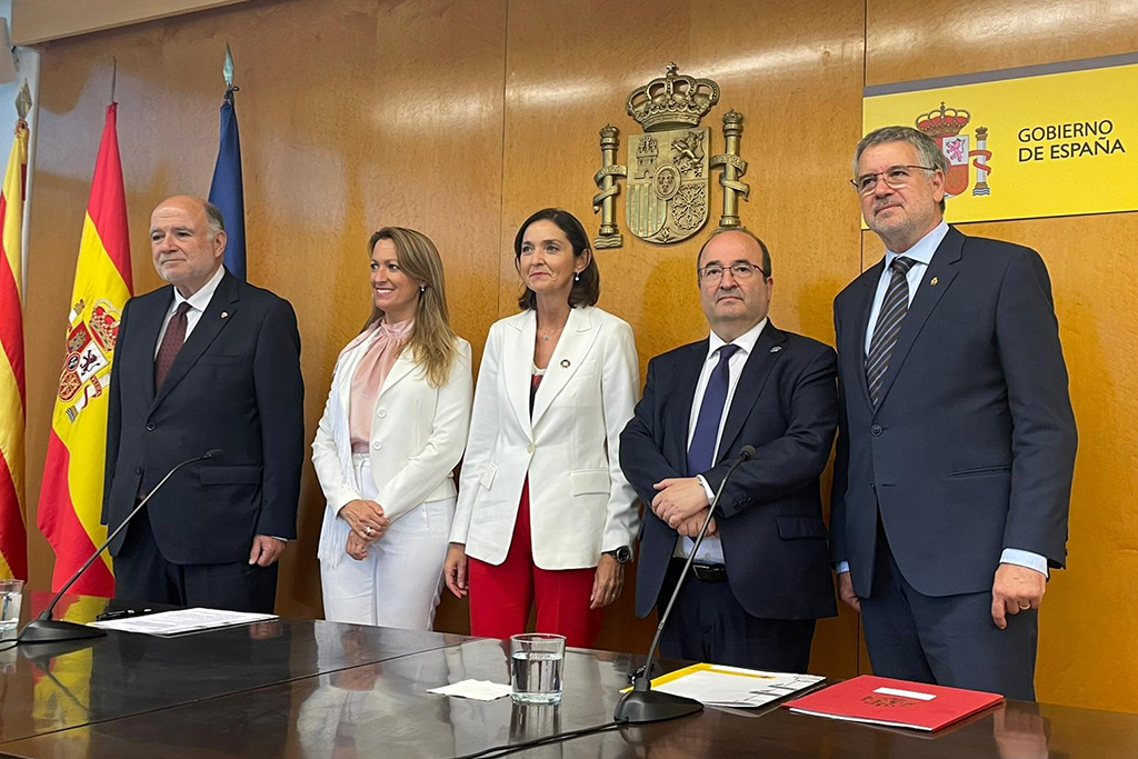 El ministro Miquel Iceta y la ministra Reyes Maroto durante el acto de firma del convenio