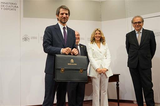 El ministro de Cultura, Ernest Urtasun, recibe la cartera de manos de su predecesor, Miquel Iceta