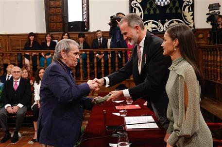 Los reyes Felipe VI y Letizia entregan el Premio Cervantes al escritor venezolano Rafael Cadenas