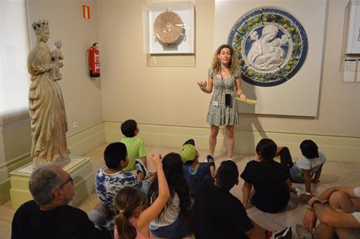 Actividad para niños y niñas en un museo