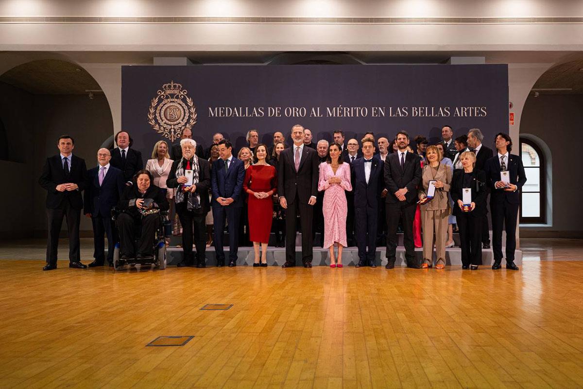  Los Reyes junto al ministro de Cultura, Ernest Urtasun y los galardonados con las Medallas de Oro al Mérito en las Bellas Artes