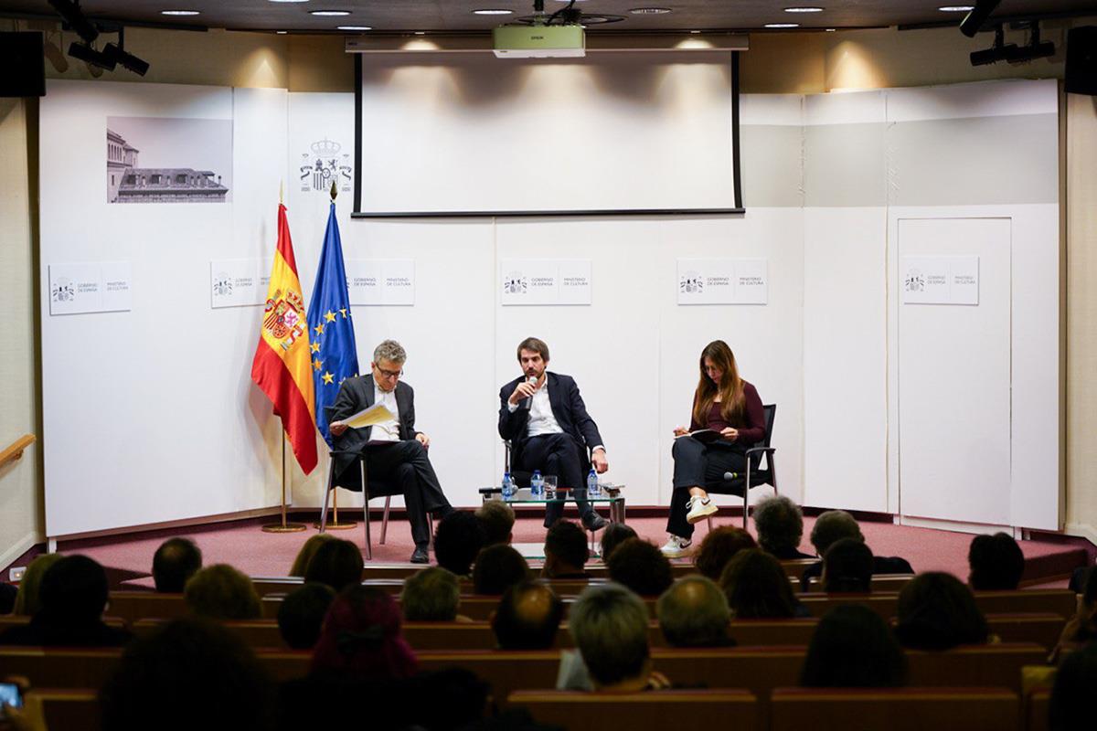 El ministro de Cultura, Ernest Urtasun, durante el encuentro que ha mantenido con el sector cultural.