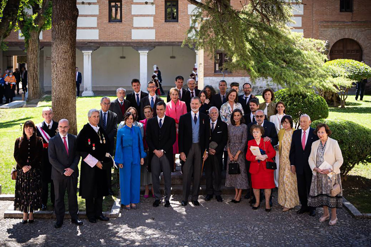 Foto de familia del acto de entrega del Premio Cervantes 2023