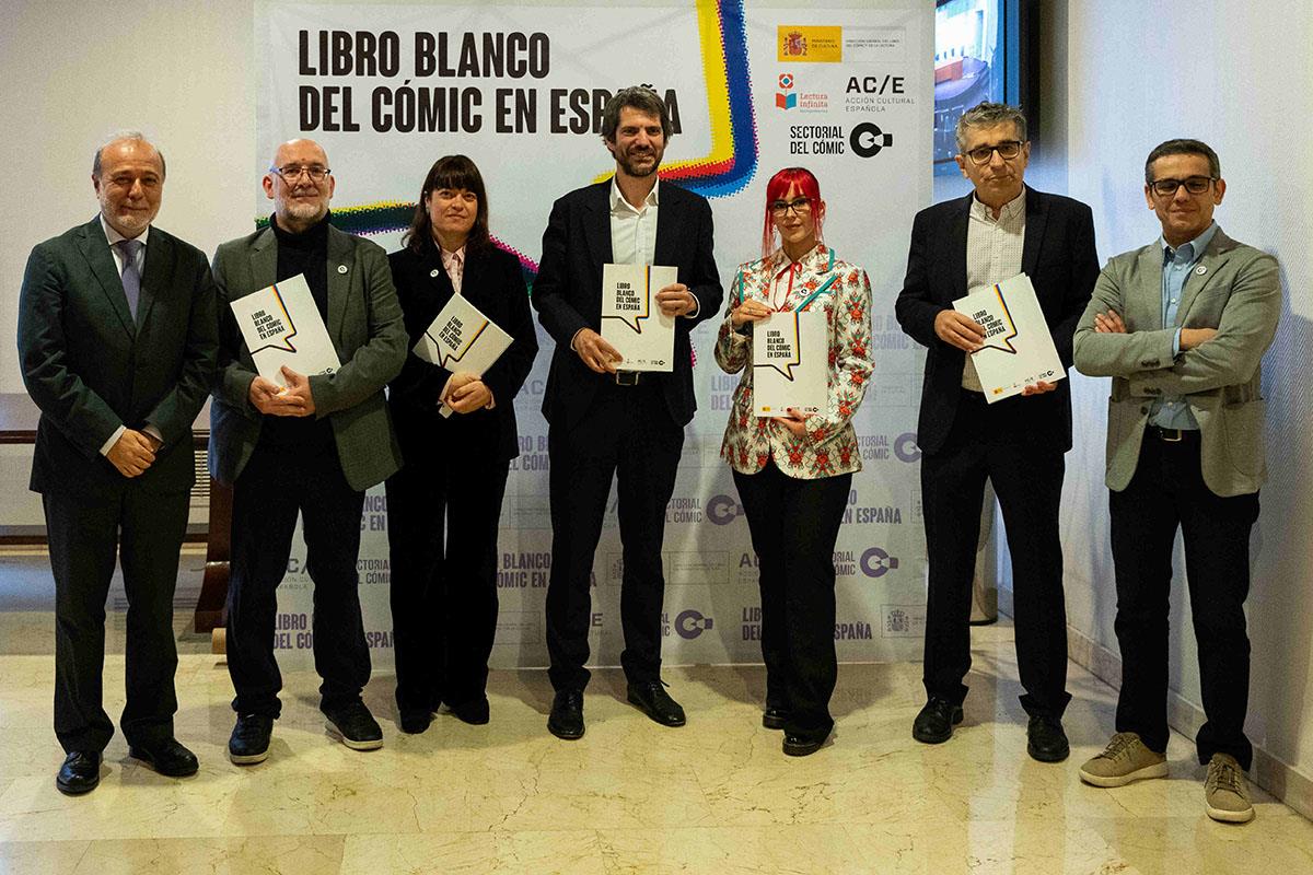 El ministro de Cultura, Ernest Urtasun, junto otros asistentes a la presentación.