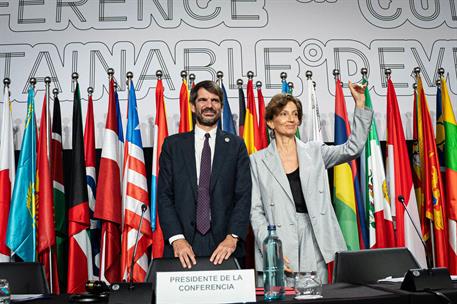 El ministro de Cultura, Ernest Urtasun, y la directora general de la UNESCO, Audrey Azoulay, en la clausura de Mondiacult 2025