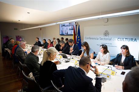 El ministro de Cultura, Ernest Urtasun, junto a los representantes de las comunidades autónomas