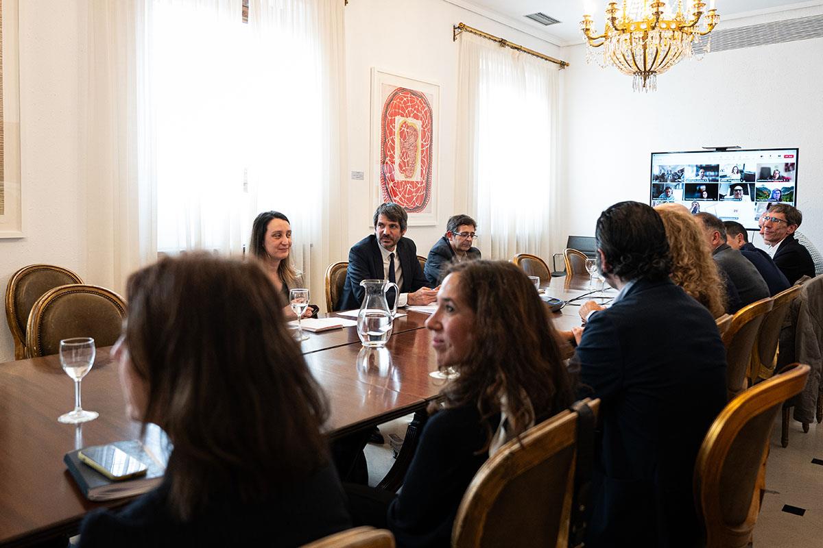 El ministro de Cultura, Ernest Urtasun, durante la reunión que ha mantenido con representantes del sector audiovisual 