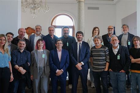 El ministro de Cultura, Ernest Urtasun, con los representantes de las principales asociaciones de guionistas, FAGA y ALMA