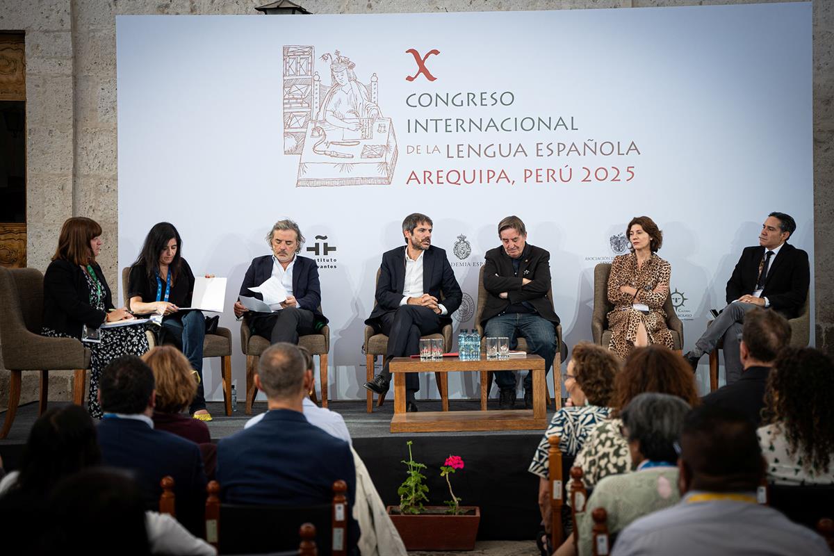 El ministro Urtasun, en un encuentro profesional de editores, en el marco del X Congreso Internacional de la Lengua Española